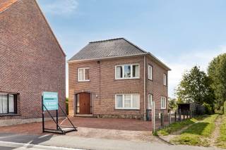 Découvrez cette spacieuse maison familiale: Située sur un terrain de pas moins de 14a58ca, cette maison vous offre une vue imprenable sur la...