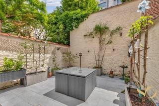 <p>Op een ideale locatie in de Europese wijk, tussen het Ambiorix-plein en het Jubelpark, bieden wij u deze prachtige woning van 216 m² met tuin. <span>De woning is als volgt ingedeeld</span>: <span>op de tussenverdieping: bergingsruimtes en een wasruimte</span>. <span>Op het gelijkvloers</span> een woonkamer met open haard, een eetkamer, een halfopen keuken en toegang tot de tuin op het zuidoosten. <span>Op de 1e verdieping: </span>twee grote slaapkamers (± 22 m² en 13 m²), een badkamer en een apart toilet. <span>Op de 2e verdieping</span>: een slaapkamer (± 12 m²), een bureau (± 7 m²) en een apart toilet. EPC E-. Deze woning zal u bekoren door haar uitstekende locatie, de buitenruimte en de eclectische architectuur! Absoluut een aanrader.</p>