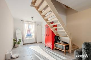 <p><span>Volledig gerenoveerde woning B-label!</span></p><p><span> </span></p><p><span>STARTPRIJS: Elk bod boven deze startprijs, wordt voorgelegd aan de eigenaars, die al dan niet kunnen in gaan op dit aanbod.</span></p><p><span> </span></p><p><span>Deze instapklare woning is rustig gelegen aan de Torhoutse Steenweg in Sint-Andries en werd ca. 5 jaar geleden volledig gerenoveerd. </span></p><p><span> </span></p><p><span>Op het gelijkvloers beschikt de woning over een inkomhal met gastentoilet, een ruime en lichtrijke leefruimte met open keuken en aansluitend een rustig en zonnig tuinterras, ideaal om te genieten.</span></p><p><span> </span></p><p><span>Op de eerste verdieping bevinden zich een badkamer met toilet en inloopdouche, een slaapkamer en een praktische wasplaats. De tweede verdieping biedt nog twee slaapkamers.</span></p><p><span> </span></p><p><span>De woning combineert hedendaags comfort met belangrijke technische troeven: EPC-label B, asbestveilig, conforme elektriciteit en een postinterventiedossier (PID) aanwezig.</span></p><p><span> </span></p><p><span>Aanwezigheid van ventilatiesysteem.</span></p><p><span> </span></p><p><span>Een ideale gezinswoning voor wie op zoek is naar een instapklare woning met 3 slaapkamers en een aangename buitenruimte in Sint-Andries!</span></p><p><span> </span></p><p><span>Contacteer Lorenzo voor een bezoek: 0492 08 08 08  lorenzo@correctvastgoed.be</span></p><p><span> </span></p><p><span>Online schattingstool: https://www.correctvastgoed.be/schatting</span></p><p><span> </span></p>