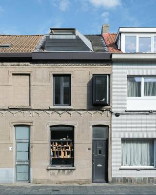 Deze compacte, grondig gerenoveerde rijwoning in de wijk Moscou combineert authentieke elementen met hedendaagse architectuur, een verfijnde afwerking en een doordachte indeling. Strategische lichtopeningen en geïntegreerd maatmeubilair zorgen voor een verrassend ruimtelijk gevoel en optimaal gebruik van de beschikbare oppervlakte.<br /><br />Het gelijkvloers omvat een ruime (was)berging, vestiaire, gastentoilet en woonkamer met ingebouwde kastenwand. Een volledig beglaasde, groene patio met buitendouche verbindt het hoofdvolume met de lichtrijke aanbouw met leefkeuken. Aansluitend liggen een overdekte terrasstrook met buitenberging en een beschutte stadstuin met achteraan een terras onder een oude wilg.<br /><br />Op de eerste verdieping bevinden zich twee slaapkamers, waarvan één met eigen wascel en inventieve kastenwand die daglicht doorlaat naar de traphal. Twee uitbouwen maken de dakverdieping volwaardig, met een derde slaapkamer en zonnige badkamer met ligbad, inloopdouche, dubbele wastafel en toilet. Een open zolderberging biedt extra opslagruimte.<br /><br />De woning heeft energielabel C, dicht bij B, met mogelijkheden voor verdere verbetering via enkele beperkte ingrepen.<br /><br />De rustige ligging combineert een uitstekende bereikbaarheid per fiets, tram en wagen met de levendigheid van de wijk Moscou. Scholen, winkels en park De Porre liggen vlakbij. Het centrum van Gent is op een kwartier fietsen bereikbaar en de stations Gentbrugge en Merelbeke op ongeveer tien minuten.<br /><br />Plan je bezoek in via www.dewaele.com<br /><br />Beschikbaar 1 augustus 2027<br /><br />De algemene voorwaarden van Dewaele DIY kunt u steeds raadplegen via dewaele.com.<br /><br />Bestuursmaatregelen in het maatregelenregister: nee