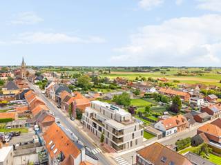 <strong>Ruime nieuwbouwappartementen met 2 slaapkamers in Beselare te koop.</strong><br /><br />Op zoek naar een comfortabel appartement met veel natuurlijk lichtinval en een uitstekende bereikbaarheid? Dan is dit ruime 2-slaapkamerappartement in het charmante Beselare zeker een bezoek waard!<br /><br />Vergeet niet dat het mogelijk is om aan te kopen aan <strong>6% BTW</strong>!!<br /><br /><u>Indeling:</u><br />Inkomhal, apart toilet, berging, leefruimte met open keuken, badkamer, 2 slaapkamers, 2 terrassen en tuin.<br /><br /><u>Troeven:</u>
<div>* Vloerverwarming<br />* Warmtepomp<br />* Domoticasysteem<br />* Keramische tegels<br />* Ventilatiesysteem C+<br />* Ontkalker<br />* Zonnescreens achteraan<br />* Goeie verbinding<br />* Mooi verzicht<br />* Veel lichtinval<br />* Ruime terrassen<br />* Mogelijkheid om garage bij te kopen<br />* Sanitair, keuken en indien gewenst verlichting volledig naar eigen wens met begeleiding door bouwheer</div>