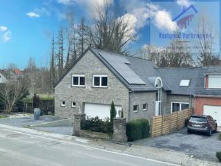 De woning is gelegen in een rustige en residentiële straat met een groen karakter. Centrale ligging nabij winkels, scholen en openbaar vervoer. Station Iddergem en de E40 richting Brussel en Gent zijn vlot bereikbaar.<br /><br />De woning, gebouwd in 2006, bestaat uit twee delen met elk een afzonderlijke badkamer, keuken, woonruimte en slaapgedeelte. Ideaal dus voor grote gezinnen of als kangoeroewoning.<br /><br />Het eerste gedeelte van het gebouw bestaat op het gelijkvloers uit een dubbele garage, met extra bergruimte, een inkomhal, afzonderlijk toilet, een ruime woonkamer en ingerichte keuken. Op de tweede verdieping zijn 4 ruime slaapkamers en een badkamer voorzien van ligbad, douche, toilet en wastafel. Er is nog een stockagezolder aanwezig.<br /><br />Het tweede gedeelte van het gebouw bestaat uit een gelijkvloers met woongedeelte (momenteel ingericht als beautysalon), keukenblok, badkamer voorzien van douche, toilet en wastafel en op de verdieping een toilet en ruime slaapkamer met dressing.<br /> 
<ul>
	<li><strong>Asbestvrij (2006)</strong></li>
	<li><strong>Elektriciteit conform</strong></li>
	<li><strong>Geen energierenovatieverplichting</strong></li>
	<li><strong>zonnepanelen</strong></li>
	<li><strong>Bijzonder ruim (257m² bruikbare vloeroppervlakte)</strong></li>
	<li><strong>Uiterst geschikt voor kangoeroewonen</strong></li>
</ul>
<br />Contacteer ons snel op nr 053/666.446 of via info@vastgoedverbruggen.be voor meer informatie of een bezoek.