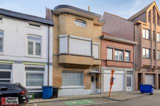 Ben je op zoek naar een eigen plekje in het bruisende centrum van Scherpenheuvel, op wandelafstand van de Basiliek, gezellige winkels en openbaar vervoer? Dan is deze karaktervolle rijwoning in de Koophandelstraat 27 precies wat je zoekt. Met zijn opvallende gevel, gekenmerkt door de unieke erker en het gele metselwerk, springt dit huis meteen in het oog in het straatbeeld. Het is een ideale starterswoning of een slimme investering, aangeboden aan een vraagprijs van € 240.000.<br /><br />Bij het binnenkomen word je verwelkomd in een woning die je direct een huiselijk gevoel geeft. De leefruimte is gezellig en biedt voldoende plaats voor zowel een knusse zithoek als een eetplaats. Aansluitend vind je de keuken, die voorzien is van degelijke houten kasten en een rechtstreekse toegang biedt naar buiten. De woning wordt verwarmd op aardgas en is quasi instapklaar, maar biedt jou als nieuwe eigenaar zeker nog de mogelijkheid om de benedenverdieping verder naar eigen smaak te moderniseren.<br /><br />Een uitzonderlijke troef van deze woning vind je op de eerste verdieping: hier beschik je namelijk over maar liefst twee badkamers. De eerste badkamer is praktisch ingericht met een ligbad en doet momenteel ook dienst als wasplaats. De tweede badkamer biedt hedendaagse luxe met een douche en een stijlvol dubbel wastafelmeubel. Om het comfort voor het hele gezin compleet te maken, beschikt de woning bovendien over twee toiletten. Via de vaste trap bereik je de zolderverdieping, waar er zich nog 2 volledig afgewerkte slaapkamers bevinden.<br /><br /><br /><u><strong>Indeling:</strong></u><br /><strong>Gelijkvloers:</strong> Inkomhal, leefruimte met zit- en eethoek, gang, keuken, toilet<br /><strong>Eerste verdiep</strong>: Nachthal, 2 slaapkamers, 2 badkamers<br /><strong>Zolderverdieping:</strong> Volledig afgewerkt als 2 kamers<br /><strong>Tuin:</strong> Stadstuin<br /><br />Kortom, een woning met potentieel op een toplocatie!<br /><br />Ervaar zelf de vele voordelen van deze woning tijdens een persoonlijke rondleiding.<br />Maak vandaag nog je afspraak. Mail naar info@immopersyn.be of bel 013 444 008.