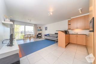 Instapklaar appartement op de <strong>2e verdieping</strong> van <strong>Residentie Pier Kloeffe</strong> in <strong>De Panne</strong>.<br /><strong>Rustige</strong> maar <strong>centrale ligging</strong>, op wandelafstand van het Koningsplein, de Leopold I Esplanade, <strong>het strand en het centrum</strong>.<br />Vlakbij <strong>winkels, restaurants en openbaar vervoer</strong>.<br /><br /><strong>Indeling:</strong>
<ul>
	<li>Inkomhal met apart gastentoilet</li>
	<li>Lichte leefruimte met open, volledig uitgeruste keuken</li>
	<li>Aansluitende berging aan de keuken</li>
	<li>Terras met aangenaam zicht</li>
	<li>2 slaapkamers, waarvan één met stapelbed (ideaal als kinder- of logeerkamer)</li>
	<li>Badkamer met ligbad, aparte douche en dubbele wastafel</li>
	<li>Extra berging met aansluiting voor wasmachine en droogkast</li>
</ul>
<strong>Troeven:</strong>

<ul>
	<li><strong>Energiezuinig – EPC-label A</strong></li>
	<li><strong>Instapklaar </strong>en goed onderhouden</li>
	<li>Uitstekende ligging nabij zee en centrum</li>
	<li>Geschikt voor vaste bewoning of tweede verblijf</li>
</ul>
<strong>Interesse?</strong><br />Verzorgd en comfortabel appartement met<strong> lage verbruikskosten </strong>en uitstekende ligging aan zee.<br /><strong>Contacteer ons voor meer informatie of een bezoek – beslist de moeite waard!</strong>