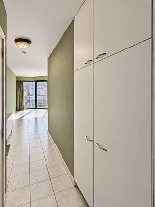 Comfortabel wonen in het centrum, met alles binnen handbereik.
Op zoek naar een verzorgd appartement waar je meteen je intrek kunt nemen? Dit lichtrijke appartement, gelegen op de tweede verdieping van een aangenaam gebouw, combineert een centrale ligging met comfortabel en praktisch wonen. De Markt ligt op wandelafstand, terwijl je thuis geniet van een rustige, gemoedelijke sfeer.
Het gebouw dateert van 1995, beschikt over een lift en is bijzonder goed onderhouden. Ook het appartement zelf verkeert in uitstekende staat en is volledig instapklaar.
De leefruimte valt meteen op door de mooie lichtinval en sluit aan op de open keuken. Met twee slaapkamers biedt het appartement voldoende ruimte voor zowel eigen bewoning als verhuur. Verder zijn er een badkamer met ligbad, een apart toilet aan de inkom.
Een extra troef zijn de twee terrassen, samen goed voor circa 10 m² buitenruimte. Het terras aan de voorzijde is bovendien overdekt, waardoor je er ook bij minder zomers weer aangenaam kunt zitten.
Bewoners kunnen gebruikmaken van een gemeenschappelijke, overdekte fietsenberging. Wie extra comfort wenst, heeft bovendien de mogelijkheid om een garage* achter het gebouw aan te kopen. Prijs info op kantoor.
Met zijn EPC-label B, centrale ligging, twee slaapkamers, lift en twee terrassen is dit een appartement dat op heel wat vlakken weet te overtuigen. Een interessante keuze als betaalbaar centrumappartement, maar evengoed als vastgoedbelegging met aantrekkelijke verhuurmogelijkheden.
Wens je een bezoek? Neem contact met Vastgoed Unicum op 093361615 of mail naar info@vastgoedunicum.be