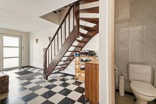 Deze op te frissen woning is gelegen in de Platanenlaan, in een rustige, residentiële wijk in Hoevenen. Zowel het centrum van Hoevenen als dat van Stabroek en Kapellen zijn vlot bereikbaar. Ook scholen, winkels en het openbaar vervoer bevinden zich in de directe omgeving. U betreedt de woning via een aparte, ruime inkomhal. Het gelijkvloers beschikt over een apart toilet, een grote inpandige garage en twee praktische bergingen. Op de eerste verdieping vindt u een centrale hal, een opvallend ruime woonkamer en een eenvoudig ingerichte keuken. De tweede verdieping biedt drie volwaardige slaapkamers en een nette, eenvoudige badkamer, voorzien van een dubbele wastafel met meubel en een ligbad. De westelijk georiënteerde tuin vormt een fijne, groene oase in de woonwijk, ideaal om in alle rust van de buitenlucht te genieten. Voor de woning biedt de oprit bovendien plaats om een extra wagen op eigen terrein te parkeren.