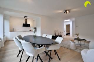 Bent u op zoek naar een volledig gerenoveerd appartement met twee volwaardige slaapkamers? Dan is dit appartement misschien wel precies wat u...