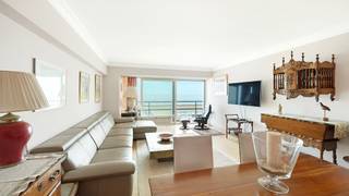 Appartement met frontaal zeezicht in hartje Zoute – op te frissen parel met potentieelDit ruime appartement van 115 m² bevindt zich op de vierde...