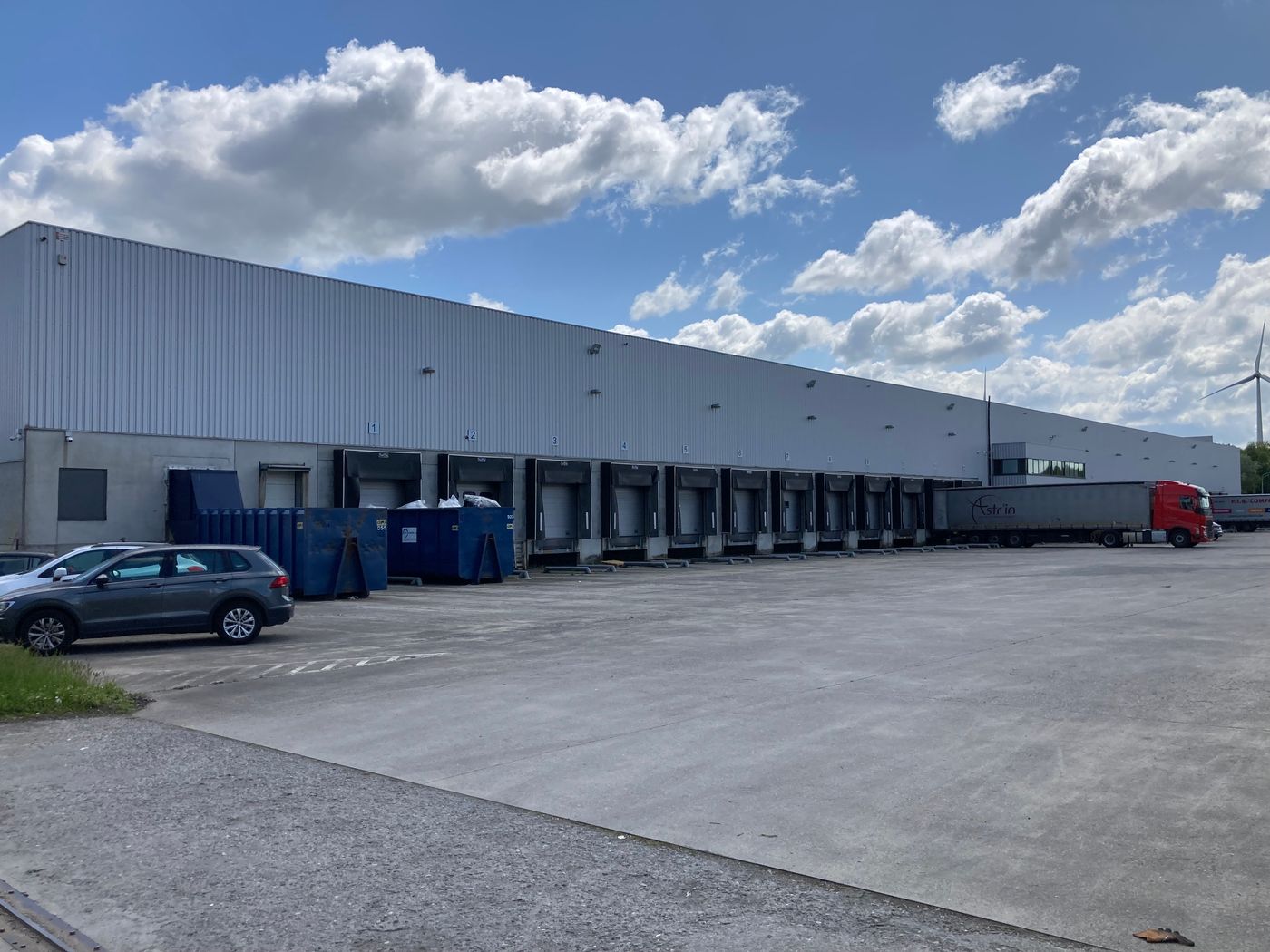 26.253 m² d'entrepôt logistique avec bureaux à proximité de l'autoroute E19 - photo 1