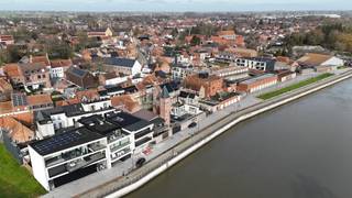 Energiezuinig duplexappartement met ruim terras in hartje Wervik: Welkom in Residentie De Reiger, een kleinschalige woonresidentie waar stadsleven...