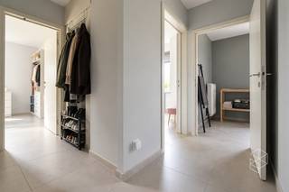 RUIM LICHTRIJK GELIJKVLOERS APPARTEMENT MET 2 SLKPS EN GROOT TERRAS<br /><br />INDELING: Grote leefruimte met aanpalend terras van 27,40 m². Mooi ingerichte, nieuwe open keuken. Nachthal met met grote berging/wasplaats en een apart toilet. Ruime badkamer met inloopdouche. Twee grote slaapkamers. Privatieve autostaanplaats.<br />INFORMATIE:<br />- Totale oppervlakte (inclusief terras): 120,43 m²<br />- Woonopp: 93,03 m²<br />- 2 slpk appartement met terras (27,40 m²)<br />- Autostaanplaats<br />- Beschikbaar vanaf 01/01/2027<br />- HUURPRIJS: 800 EUR/maand + 70 EUR algemene kosten/maand<br /><br /><strong>BEZOEKMOMENT VOLZET |</strong><br />