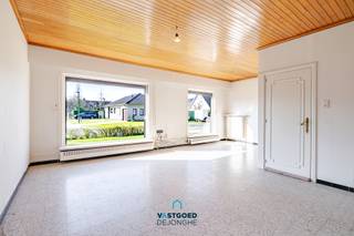 Gelegen op wandel- en fietsafstand van het centrum van De Pinte treffen we deze te renoveren halfopen bebouwing aan.

De woning heeft de volgende indeling: ruime inkomhal met apart gastentoilet, lichtrijke woonkamer met eet- en leefruimte, volledig geïnstalleerde keuken, 3 volwaardige slaapkamers, badkamer met lavabo en ruime garage met berging en wasplaats.

Troeven: bereikbaarheid, lichtrijk ...

Renovatieverplichting: ja.

Voor meer informatie of een bezoek kan u terecht bij Sander Dejonghe via sander@vastgoeddejonghe.be, Evy Dhondt via evy@vastgoeddejonghe.be of Inias Leten, Inias@vastgoeddejonghe.be

Alle dossierstukken kan u downloaden op onze website: www.vastgoeddejonghe.be.