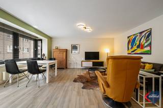 Ontdek dit lichtrijke en ruime appartement op de vierde verdieping van de verzorgde Residentie Soetelande, ideaal gelegen in het hart van Oostende. Met zijn twee volwaardige slaapkamers, praktische indeling en een gezellig terras aan de achterzijde, is dit de perfecte woonst of tweede verblijf aan zee. Dankzij de centrale ligging geniet u van het bruisende stadsleven van Oostende, terwijl het appartement zelf rust en comfort biedt. Interesse? Dit instapklare appartement is ideaal als vaste woonst, tweede verblijf of investeringsvastgoed. Maak vandaag nog een afspraak voor een bezichtiging!