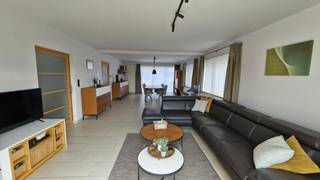 272 m² bewoonbare oppervlakte, EPC B-score, royale leefruimtes met uitzonderlijk veel licht, bergruimte en een zuidgelegen tuin met zicht op de velden.<br /><br />Gelijkvloers<br />Inkomhal met natuurstenen vloer en trap. Ruime berging, garage voor 2 wagens en oprit voor nog 3 wagens.<br /><br />Niv +1<br />Lichtrijke living van 44 m² met ingebouwde pelletkachel. Volledig ingerichte keuken met eethoek en praktische bijkeuken. Vanuit living en keuken zicht op tuin en velden. WC met toilet, urinoir en waskom.<br /><br />Niv +2<br />Nachthal met toegang tot 3 ruime slaapkamers, incl. masterbedroom met dressing, 1 badkamer en 1 douchekamer. Vaste trap naar zolder via dressing.<br /><br />Zolder<br />Zeer ruime, volledig afgewerkte kamer van 33 m², ideaal als vierde slaapkamer, bureau of hobbyruimte. Kan nog opgedeeld worden in 2 aparte kamers.<br /><br />Tuin & uitzicht<br />Zuidgerichte tuin met 2 terrassen: 40 m² op het gelijkvloers en 5 m² op de verdieping. Via draaitrap rechtstreeks verbonden met de tuin. De poort in het zijpad geeft directe toegang vanaf de oprit.<br /><br />Instapklaar, met alarmsysteem, laadpunt, aluminium ramen, dubbele beglazing, rolluiken, zonneluifel en 10.000 l regenwaterput, aangesloten op toiletten, wasmachine en buitenkranen.<br /><br />Een perfecte combinatie van ruimte, licht, rust en groen, met winkels, scholen, openbaar vervoer en verbindingswegen vlot bereikbaar.<br /><br />Beschikbaar uiterlijk 6 maanden na akte, in onderling overleg.<br /><br />Meer informatie of een bezoek? Contacteer ons via Dewaele.com of 0472/18.38.39<br /><br />Bestuursmaatregelen in het maatregelenregister: in aanvraag