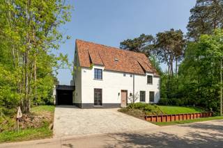 Nieuwbouw villa in het groene Halle-Zoersel combineert hedendaagse luxe met hoogwaardige afwerking en een doordachte indeling.Bij aankomst wordt u...