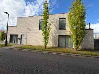Deze woning is gelegen op wandelafstand van het centrum van Deinze. Winkels, openbaar vervoer, ... in de nabije omgeving.De woning omvat op het...