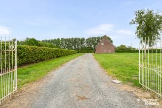 Deze authentieke 19de-eeuwse hoeve ligt in een bijzonder rustige en groene omgeving, omringd door landbouwgronden en bossen, en is toch vlot bereikbaar via de belangrijkste verbindingswegen.<br /><br />De hoeve is gelegen op een perceel van 2.360 m², aangevuld met een aangrenzend weiland van meer dan 2 hectare, in een omgeving die ruimte, rust en privacy biedt.<br /><br />Het hoofdgebouw omvat momenteel drie slaapkamers, twee badkamers, een keuken, een eetkamer met aanpalende zitkamer, een voutekamer en een kelder. Ze heeft verschillende karaktervolle elementen behouden, waaronder verzorgd metselwerk, houten ramen met originele luiken en een schouw.<br /><br />Het aanpalend schuurgebouw heeft haar oorspronkelijk dakgebinte behouden en omvat momenteel een technische ruimte, verschillende bergingen en een grote ruimte, die momenteel als garage wordt gebruikt.<br /><br />Het eigendom is toegankelijk via een prachtige oprijlaan die meteen voor uitstraling en privacy zorgt.<br /><br />Het aangrenzende weiland heeft een oppervlakte van 2ha 29a 14ca en zal vanaf 1 december 2026 vrij zijn van seizoenspacht.<br /><br />Deze site biedt een zeer mooi potentieel voor modernisering en renovatie en vormt een uitzonderlijke basis voor wie op zoek is naar een eigendom met karakter, ideaal voor kopers met toekomstvisie en respect voor erfgoedwaarde.<br /><br />Er werden reeds verschillende investeringen uitgevoerd, onder meer aan de verwarmingsinstallatie en de dubbele beglazing.<br /><br />De hoeve is opgenomen in de inventaris onroerend erfgoed, waardoor ze is vrijgesteld van de energetische renovatieverplichting.<br /><br />De functiewijziging van deze site naar residentieel wonen kan bekomen worden mits goedkeuring door de bevoegde instanties. <br /><br />Dankzij de praktische opstelling van de gebouwen, haar unieke ligging en authentiek karakter biedt dit eigendom tal van mogelijkheden. <br /><br />Kortom: een authentieke hoeve met mooie volumes, meer dan 2 hectare weiland, een rustige omgeving en potentieel. <br /><br />Startprijs: 695.000 euro.<br /><br />Kandidaat-kopers kunnen tot en met 29 oktober 2026 een schriftelijk bod uitbrengen volgens de daarvoor voorziene biedingsprocedure. De verkopers blijven vrij om al dan niet op de ontvangen biedingen in te gaan of de verkoopprocedure verder te zetten.