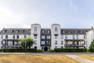 Welkom in dit bijzonder verzorgde appartement, gelegen in een uiterst stijlvol complex met een prachtige, gigantische parktuin. Hier geniet je van rust, groen en comfort, zonder in te boeten op bereikbaarheid: het centrum van Sint-Niklaas ligt op fietsafstand en het openbaar vervoer brengt je vlot overal naartoe.<br />Het appartement biedt een ruime, lichtrijke leefruimte die naadloos overgaat in een knappe open keuken, uitgerust met alle modern comfort. De badkamer beschikt over een dubbele spoelbak én zowel bad als douche. Vanuit het ruime zonneterras kijk je uit op het weelderige groen — een rustgevend zicht dat je elke dag doet thuiskomen.<br />Alles is met zorg afgewerkt, zodat je meteen kan intrekken. Denk aan centrale verwarming op aardgas met condensatieketel, een elektriciteitskeuring conform tot 2041 en een uitstekend EPC-label A. De aparte, ruime berging biedt volop opbergruimte.<br />Extra troef: een ondergrondse staanplaats én ondergrondse berging zitten mee in de prijs. De plannen zijn beschikbaar.<br />Zeer rustig, groen en instapklaar wonen — een unieke kans. Bel ons nu voor een afspraak op het nummer: 052/46.38.03 en wie weet tot binnenkort!