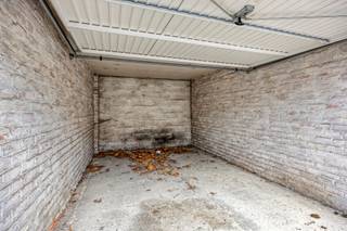 Deze garagebox (box 6) bevindt zich op een absolute topligging in het centrum van Leuven. In een buurt waar parkeergelegenheid bijzonder schaars is, vormt dit een uitstekende investerings- én gebruikskans.<br /><br />De garageboxen zijn achterin gelegen en maken deel uit van een verzorgd geheel van 18 garageboxen en 1 staanplaats. Ideaal voor wie een veilige en vlot bereikbare parkeer- of opslagruimte zoekt. De daken werden recent volledig vernieuwd. <br /><br />Interesse of meer informatie?<br />0474 386393<br />lotte@immogve.be