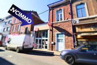 <p><span>Indeling</span><span>:</span></p><p><span>Begane grond: Hal'gedeelde ingang: 15 m², grote garage voor 1 auto:  +/- 23 m² </span></p><p><span>Vierde verdieping:'privé-entree, hal met garderoberuimte: 4,16 m², ingerichte keuken met 1 m² was-/bergruimte en toegang tot het balkon: 14,07 m², woonkamer: 24,90 m², nachthal: 2,67 m² met 1 m² kast, 2 slaapkamers: 12,64|14,41  m², badkamer: 5,06 m², apart toilet: 1 m².</span></p><p><span> </span></p><p><span>Inrichting en uitrusting</span><span>:</span></p><p><span>Verwarming: Centraal gas, boiler </span></p><p><span>Elektriciteit: Twee-uurlijks, 220 V </span></p><p><span>Kozijnen: PVC, O/B (2002).</span></p><p><span>Dak: Dakbedekking</span></p><p><span>Keuken:  enkele gootsteen, koelkast, vriezer, keramische kookplaat, afzuigkap, vaatwasser</span></p><p><span>Sanitair: 1 douche, 1 wastafel, 1 WC.</span></p><p><span>Materialen: parketvloer, balatum.</span></p><p><span> </span></p><p><span>Aansluitingen</span><span>:</span></p><p><span>Riool: Ja</span></p><p><span>Water: Ja</span></p><p><span>Gas: Ja</span></p><p><span>Elektriciteit: Ja</span></p><p><span>Telefoon: Ja</span></p><p><span>Kabeltelevisie: Ja</span></p><p><span> </span></p><p><span>Dit document dient alleen ter informatie en is niet contractueel bindend. Het kan zonder voorafgaande kennisgeving worden gewijzigd</span></p><p><span> </span></p>