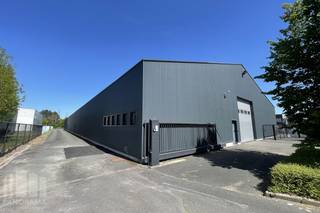 Ontdek dit functionele en polyvalente magazijn, ideaal voor diverse logistieke, opslag- of productieactiviteiten.<br /><br />Het magazijn met een <strong>oppervlakte van +/- 2.000 m²</strong> heeft een <strong>vrije hoogte tussen +/- 4 m tot 7 m</strong> (nokhoogte). Aansluitend beschikt de site over <strong>+/- 1.200 m² buitenruimte</strong>, perfect voor stockage, manoeuvres of bijkomende activiteiten.<br /><br />De loods is kwalitatief afgewerkt met een duurzame gepolierde betonvloer en geniet van natuurlijke lichtinval via een lichtstraat. De toegang verloopt vlot via een sectionale poort (4 m H x 4 m B) met aparte toegangsdeur, wat een efficiënte goederenstroom en vlotte circulatie voor vrachtverkeer garandeert.<br /><br />Verder is het ruimte uitgerust met voldoende verlichting, verwarming en sanitaire voorzieningen, wat bijdraagt aan comfortabele en efficiënte werkomstandigheden. Het volledig <strong>omheinde terrein</strong> zorgt bovendien voor optimale veiligheid en privacy.<br /><br />De strategische ligging in de Dirk Martensstraat biedt een uitstekende bereikbaarheid en een snelle aansluiting op de belangrijkste invalswegen van Brugge. Daarnaast is er <strong>ruime parkeer- en manoeuvreerruimte</strong> aanwezig op de site. <strong>Onmiddellijk beschikbaar.</strong><br /><br />Contacteer <strong>PANORAMA B2B</strong> voor bijkomende inlichtingen of een vrijblijvend plaatsbezoek <strong>0476 215 115</strong>.