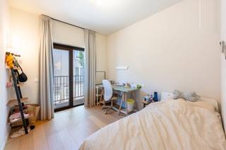 Cette chambre d'étudiant est située au rez-de-chaussée d'un immeuble récent dans la Samberstraat d'Anvers. A quelques pas, vous trouverez,...