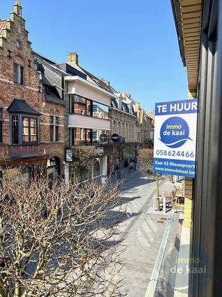 Toffe bovenwoning - volledig gerenoveerd. Knappe woonkamer met een ruime zithoek langs de kant van de straat. Gezellige open keuken langs de...