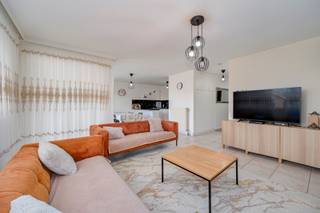 <p><span>Appartement met 3 slaapkamers, een ruim terras te koop te Hoboken aan de Praaglaan 31.</span></p><p><span>Dit ruime appartement met drie slaapkamers is gelegen op de eerste verdieping van een kleinschalig appartementsgebouw met lift. </span></p><p><span>De ligging combineert een groene omgeving, met het Schoonselhof en Fort 8 op wandelafstand, met een vlotte bereikbaarheid. </span></p><p><span>Openbaar vervoer, winkels en scholen bevinden zich in de nabije omgeving en ook het centrum van Antwerpen is gemakkelijk bereikbaar. </span></p><p><span> </span></p><p><span> </span></p><p><span>Indeling :</span></p><p><span> </span></p><p><span>- inkomhal</span></p><p><span>- berging</span></p><p><span>- woonkamer met veel lichtinval</span></p><p><span>- groot terras</span></p><p><span>- ruime keuken</span></p><p><span>- badkamer</span></p><p><span>- aparte wc</span></p><p><span>- slaapkamer 1</span></p><p><span>- slaapkamer 2</span></p><p><span>- slaapkamer 3</span></p><p><span> </span></p><p><span>Troeven:</span></p><p><span>- lift</span></p><p><span>- EPC 80 kWh/m² jaar - </span><span>label A</span></p><p><span>- elektrische installatie </span><span>conform AREI</span></p><p><span>- ramen in alu-kader met dubbele beglazing</span></p><p><span>- individuele centrale verwarming op gas </span></p><p><span> </span></p><p><span> </span></p><p><span>Ben jij geïnteresseerd in dit appartement te koop in Hoboken, ben je op zoek naar ander vastgoed of wens je de waarde van jouw eigendom te kennen? Dan ben je bij BOLT immo aan het juiste adres! Wij helpen jou graag verder.</span></p><p><span> </span></p>