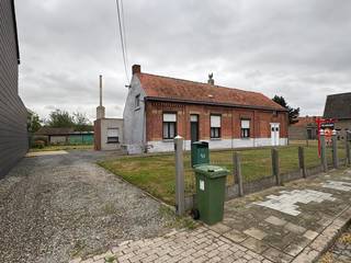 Goed en rustig gelegen op een mooi perceel (800 m²) vindt u deze woning die heel grondig te renoveren is.Bij sloop en heropbouw niet mogelijk op op...