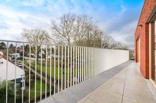 Ruim en licht penthouse, ideaal voor een gezin of koppel. Grote leefruimte van 46m² met toegang tot een gezellig terras, perfect voor...