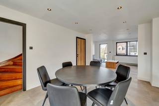 <p>Voor meer info of een bezoek, bel 054 69 39 36 - Gelegen in een rustige straat bevindt zich deze <strong>recent gerenoveerde woning met bijgebouw en zonnige tuin</strong>, waar comfort, ruimte en een uitstekende ligging hand in hand gaan. Deze <strong>instapklare woning met gunstig EPC</strong> werd vernieuwd met oog voor lichtinval, warmte en hedendaags wooncomfort. De <strong>lichtrijke leefruimte met open keuken</strong> vormt het hart van de woning en sluit naadloos aan op het <strong>vernieuwde terras en de onderhoudsvriendelijke tuin</strong>. Het <strong>bijgebouw</strong> biedt tal van mogelijkheden en kan perfect dienen als hobbyruimte, bureau of atelier. Binnen beschikt de woning over <strong>drie volwaardige slaapkamers</strong>, waarvan één momenteel ingericht is als dressing, en een <strong>moderne badkamer</strong> die zorgt voor een praktische en doordachte indeling. De <strong>zolderverdieping</strong> biedt bovendien potentieel voor het creëren van <strong>twee extra kamers</strong>, ideaal voor een groeiend gezin of wie van thuis uit werkt. De ligging is een absolute troef: in een rustige omgeving en toch <strong>op fietsafstand van het centrum van Zottegem</strong>, met winkels, scholen, openbaar vervoer en het station in de nabijheid. Bovendien geniet u van een <strong>vlotte verbinding naar de Vlaamse Ardennen</strong>, perfect voor wie houdt van natuur en ontspanning. (Maatregelen opgenomen in het maatregelenregister: nee)</p>