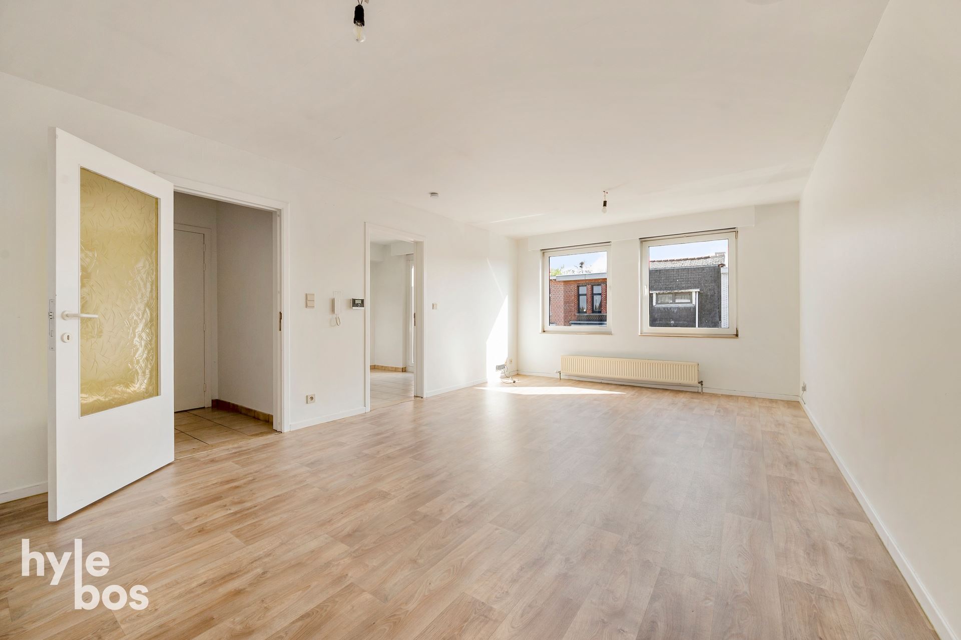 Centrally located move-in ready apartment with garage - photo 2