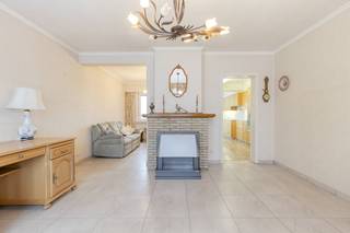 Cette maison mitoyenne est située dans la Tuinwijkstraat à Adinkerke, à deux pas de l'E40, de la côte et de Furnes. La maison dispose de 3...