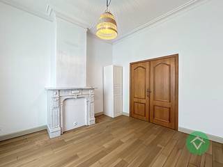 Op zoek naar ruimte, licht en comfort op een uitstekende locatie? Deze verrassend ruime woning combineert karakter met hedendaags wooncomfort en is ideaal voor gezinnen of wie graag ruim woont.<br />Bij het binnenkomen wordt u verwelkomd in de inkomhall met trappenhal, die als centrale spil van de woning fungeert en zorgt voor een overzichtelijke indeling.<br />De leefruimte kan eenvoudig opgesplitst worden in een gezellige zit- en eetruimte en wordt extra gekenmerkt door twee authentieke schouwen en een warme parketvloer. Aansluitend bevindt zich de aparte keuken met eetplaats, voorzien van elektrische toestellen. Op het gelijkvloers vindt u tevens een badkamer met douche, lavabo en toilet. De zuidgerichte koer (ca. 25 m²) is onderhoudsvriendelijk en biedt een rustige plek om te genieten of te barbecueën. Daarnaast is er een overdekte fietsenstalling en een praktische berging aansluitend aan de buitenruimte.<br /> <br />Indeling verdiepingen:<br /> <br />Op de eerste verdieping bevindt zich een ruime slaapkamer en een grote badkamer uitgerust met douche, dubbele lavabo en toilet.<br />De tweede verdieping telt twee volwaardige slaapkamers.<br />Op de derde verdieping vindt u 1 extra ruime slaapkamer met dakvenster, genietend van veel lichtinval en volledige privacy.<br /> <br />Extra troef is de ingerichte kelder met natuurlijk licht, ideaal als hobbyruimte of extra opslag.<br /> <br />Troeven:<br />• 4 volwaardige slaapkamers + bureaumogelijkheid<br />• Op elke slaapkamer lavabo met warm en koud water<br />• Lichtrijke woning met hoge plafonds<br />• Parketvloeren in leefruimte en slaapkamers/onderhoudsvriendelijke vloertegels in de inkom en de keuken<br />• Overzichtelijke indeling via centrale trappenhal<br />• Energiezuinig: EPC B<br />• Dubbele beglazing, alle vensters kunnen draaien en kippen<br />° Asbestvrij nieuw onder - en bovendak<br />• Condensatiegasketel – gekeurd<br />• Elektriciteit conform<br />• Asbestveilig<br />• Centrale verwarming in volledige woning (incl. kelder)<br />• Zuidgerichte, onderhoudsvriendelijke koer<br />• Overdekte fietsenstalling + berging<br />° Autoparking om de hoek<br /> <br />Ligging<br /> <br />Gelegen op een centrale, maar rustige locatie met uitstekende bereikbaarheid (mobiscore 94%).<br />Op korte fiets of wandelafstand van winkels (lidl, carrefour, delhaize,...), scholen (basis-, kleuter-, volwassen-,faculteiten), bakker, slager, apotheek, banken, openbaar vervoer en belangrijke invalswegen/autostrade. Daarnaast bevindt u zich vlakbij de Coupure, Blaarmeersen en de Watersportbaan — ideaal voor wie houdt van ontspanning en sport. <br />Een woning met ruimte, licht en een uitstekende ligging — perfect als gezinswoning of investering.<br /> <br />Interesse? Contacteer Vastgoed Sinnaeve voor een bezoek.