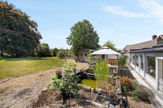 Ruime gezinswoning, gelegen op een prachtig perceel van 2645 m², met een grote tuin, parkeermogelijkheden en een aparte studio. Op het...