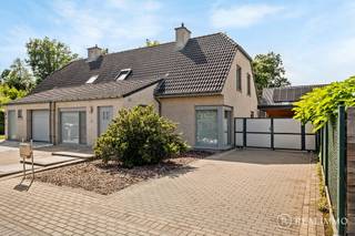 Deze verzorgde halfopen bebouwing is gelegen in een rustige en kindvriendelijke verkaveling in de geliefde wijk Bosmolens te Izegem. De woning, gebouwd in 2003, combineert een praktische indeling met een aangenaam wooncomfort en biedt een bewoonbare oppervlakte van 142m² op een perceel van 310m². Dankzij de rustige ligging, de verzorgde afwerking en de vlotte bereikbaarheid is dit de ideale gezinswoning voor wie comfortabel wil wonen in een aangename omgeving.<br /><br /><u><strong>Indeling</strong></u><br />Via de inkomhal met gastentoilet kom je terecht in de ruime en lichtrijke leefruimte, die naadloos aansluit op de open keuken met gezellige ontbijthoek. Verder beschikt het gelijkvloers over een praktische bijkeuken en een extra polyvalente ruimte die perfect kan dienen als bureau, praktijkruimte of hobbykamer.<br />Op de eerste verdieping bevinden zich drie volwaardige slaapkamers en een volledig uitgeruste badkamer. Daarnaast is er nog een handige opbergzolder, ideaal voor extra stockage.<br />Buiten geniet je van een ruim terras, een verzorgde en onderhoudsvriendelijke tuin met ruim tuinhuis, een carport en meerdere autostaanplaatsen op eigen terrein.<br /><br /><u><strong>Technisch</strong></u><br />De woning is uitgerust met centrale verwarming op aardgas en beschikt over nieuwe ramen, rolluiken en een conforme elektrische installatie. Daarnaast is er een regenwaterput van 5.000 liter voorzien, wat bijdraagt aan een zuiniger waterverbruik. Dankzij de degelijke bouwkwaliteit en het goede onderhoud is deze woning volledig instapklaar.<br /><br /> <u><strong>Troeven</strong></u>
<ul>
	<li>Rustige en kindvriendelijke buurt in Bosmolens</li>
	<li>Drie volwaardige slaapkamers</li>
	<li>Extra bureau, praktijkruimte of hobbykamer</li>
	<li>Carport en meerdere autostaanplaatsen</li>
	<li>Geen renovatieverplichting (EPC C) &amp; conforme elektriciteit</li>
</ul>
<br /><br />Meer info of een bezoek ter plaatse? Contacteer Beau op 0494 52 19 62 of via beau@real-immo.be.