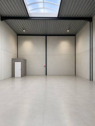 <p>Te huur: KMO UNIT te Elverdinge, gelegen aan de Veurnseweg, op een strategische locatie nabij invalswegen en in een KMO-zone.</p><p><br /></p><p>De omgeving is ideaal voor ondernemers die willen profiteren van een commerciële locatie met vlotte bereikbaarheid. Het pand is ontworpen voor diverse handelsactiviteiten en biedt een solide basis om uw zaak te laten groeien.</p><p><br /></p><p>Belangrijkste ruimtes:<br />• Open handelsruimte met grote raampartijen voor optimale lichtinval en zichtbaarheid.<br />• Opslag- of werkruimte geschikt voor voorraad of productie.<br />• Parkeerplaats voor klanten en leveranciers.</p><p><br /></p><p>Troeven:<br />• Nieuwbouw (2025) – klaar voor eerste ingebruikname.<br />• Zichtlocatie langs een drukke verbindingsweg.<br />• Gelegen in een KMO-zone met goede bereikbaarheid.</p><p><br /></p><p>Neem vandaag nog contact op met uw ERA-makelaar voor een bezoek.</p><p><br /></p><p>JOUW DROOMHANDELSPAND. ZO GEVONDEN!</p>