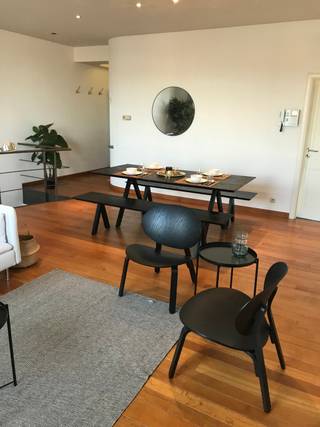 Met prachtig zicht op Zuidpark, bevindt dit penthouse zich met ruime leefruimte. Aparte keuken met terras. Verder nog 2 ruime slaapkamers en nieuwe badkamer. Prachtig uitzicht, overvloed van lichtinval, parketvloer en stalen ramen geven het pand cachet! Er is stedenbouwkundige vergunning voor handen om een dakterras te maken.