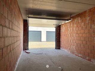 <p><span>LOKEREN </span><span>- Box de garage à louer à deux pas du centre de Lokeren</span></p><p><span> </span></p><p><span>Les principaux atouts</span></p><ul><li><span>Nouveau lotissement</span></li><li><span>Facilement accessible</span></li><li><span>À proximité du centre de Lokeren</span></li><li><span>Grand garage (26,2 m²) </span></li></ul><p><span> </span></p><p><span>Ce garage se trouve dans ce nouveau lotissement de la Rozenstraat. Facilement accessible grâce à une large allée.</span></p><p><span>Ce garage spacieux mesure 3,5 mètres de large et 7,5 mètres de profondeur et est équipé d'une porte sectionnelle manuelle.</span></p><p><span> </span></p><p><span>Le garage n'est pas raccordé à l'électricité.</span></p><p><span> </span></p><p><span>Loyer</span><span>: € 105 / mois</span></p><p><span>Disponible </span><span>à partir du 1/10/2026</span></p><p><span> </span></p><p><span>Plus d'informations ? Contactez Axel Lenaerts Waasland pour une visite !</span></p><p><span> </span></p>