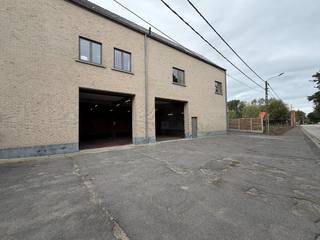 Goed gelegen opslagruimte met een oppervlakte van 360m².<br /><br />De loods is toegankelijk via twee geautomatiseerde sectionale poorten (3.90m) en een loopdeur.<br />Voorzieningen : stadswater, boorputwater, verlichting, drijfkracht en perslucht.<br /><br />Binnen de loods is er ook nog een aparte atelierruimte, sanitaire voorzieningen bestaande uit toiletten en douche + een kitchenette/eetruimte.<br /><br />Ruime parkeer- en manoeuvreerruimte op de verharde site voor- en naast de loods.<br /><br />Deze opslagruimte bevindt zich op enkele minuten rijden van het op- en afrittencomplex van de E403 (afrit Ruddervoorde).