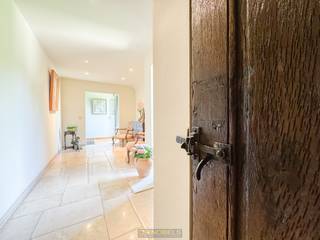 <br /><strong>CHARMANTE LAAGBOUWVILLA</strong> op een ruim perceel (<strong>4733 M²</strong>) in het schilderachtige Wannegem-Lede. Deze eigendom combineert <strong>KLASSE, COMFORT EN AUTHENTICITEIT</strong> op een unieke manier, en werd opgetrokken door de <strong>GERENOMMEERDE VILLABOUWER VLASSAK-VERHULST</strong>. De villa straalt een <strong>TIJDLOZE ELEGANTIE</strong> uit, met zorgvuldig gekozen materialen zoals een warm houten parket en <strong>KARAKTERVOLLE HISTORISCHE DALLEN</strong> afkomstig uit een kerk. Deze elementen worden harmonieus aangevuld door modern wooncomfort, waaronder <strong>ELEKTRISCHE</strong> <strong>VLOERVERWARMING</strong> die voor een <strong>AANGENAAM BINNENKLIMAAT</strong> zorgt. Grote raampartijen brengen <strong>OVERVLOEDIG DAGLICHT</strong> binnen en bieden een <strong>PRACHTIG ZICHT OP HET OMLIGGENDE GROEN</strong>. Buiten nodigt een <strong>ROYAAL ZONNETERRAS</strong> uit tot ontspannen in alle <strong>PRIVACY</strong>, omringd door het weelderige landschap van de Vlaamse Ardennen. Het perceel biedt niet alleen <strong>RUST EN RUIMTE</strong>, maar ook tal van mogelijkheden voor <strong>TUINLIEFHEBBERS</strong> of wie op zoek is naar een <strong>EXCLUSIEVE WOONBELEVING MIDDEN IN HET GROEN</strong>. Deze villa is een perfecte match voor wie houdt van <strong>VERFIJNING, AUTHENTICITEIT EN RUST</strong>, met een uitstekende ligging <strong>OP EEN BOOGSCHEUT VAN OUDENAARDE EN WAREGEM</strong>. Ontdek de harmonie tussen <strong>VAKMANSCHAP</strong> en natuur in dit zeldzame aanbod in <strong>WANNEGEM-LEDE</strong>.<br /><br />Renovatieplicht van toepassing