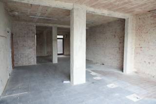 Ruime casco handelsgelijkvloers (winkel 3) op een centrale locatie te Oostduinkerke en op wandelafstand van het strand. Dankzij de centrale ligging en de grote publieke parking is er een maximale zichtbaarheid en een uitstekende opportuniteit voor wie op zoek is naar een vrij beroep of commerciële activiteit.<br />Het pand bestaat uit een zeer ruime handelsruimte met veel lichtinval, een buitenkoer en één ruime kelderberging die inbegrepen is in de verkoop.<br />Deze casco ruimte biedt alle vrijheid om volledig naar eigen smaak en noden in te richten.<br />Foto's in bijlage zijn renders (fictief) en bieden een mogelijkheid tot inrichten.