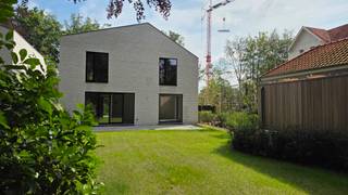 <strong>LAATSTE WONING<br />In domein "Op Hoop van Zegen" een vrijstaande nieuwbouwwoning op ca. 538 m² grond.</strong><br /><br />Gelegen aan de <strong>Lage Kaart 452</strong> in het begeerde <strong>Brasschaat</strong>, biedt dit woonproject, in de eindfase, een unieke combinatie van <strong>rust </strong>en <strong>bereikbaarheid</strong>. De <strong>groene, residentiële omgeving</strong> staat bekend om haar <strong>uitstekende voorzieningen</strong>, nabijheid van <strong>scholen</strong>, <strong>sportclubs </strong>en <strong>winkels</strong>. Bovendien zorgen de <strong>vlotte verbindingen naar Antwerpen </strong>en omliggende gemeenten ervoor dat het stadsleven binnen handbereik blijft, terwijl men geniet van de serene woonomgeving.<br /><br />Achteraan het terrein, verscholen achter een elegante houten poort, worden er <strong>drie luxueuze nieuwbouwwoningen</strong> gerealiseerd die <strong>modern design </strong>en <strong>duurzaamheid </strong>ademen. Elke woning biedt maximale privacy, ruimte en een perfecte integratie in het<strong> groene landschap</strong>. <br /><br /><strong>Voorziene indeling:<br /><br />De gelijkvloerse verdieping:<br /></strong>- Een <strong>inkom </strong>met <strong>gastentoilet </strong>met handenwasser en vestiaire<br />- Een ruime <strong>leef -en eetruimte</strong> met <strong>grote raampartijen</strong> en toegang naar het <strong>terras </strong>en de <strong>tuin</strong><br />- Een<strong> open keuken</strong> met <strong>keukeneiland </strong>en uitgerust met alle comfort en inbouwtoestellen<br />- Een <strong></strong>functioneel <strong>bureau<br /></strong>- Een <strong>praktische berging</strong> met de nodige aansluitingen <br /><br /><strong>De eerste verdieping:<br /></strong>- Een nachthal met <strong>nachttoilet </strong>met <strong>berging</strong> met aansluiting voor wasapparatuur<br />- Een <strong>hoofdslaapkamer </strong>met <strong>ensuite badkamer </strong>met dubbele lavabo, inloopdouche, ligbad en afzonderlijk toilet<br />- Een <strong>tweede </strong>en <strong>derde slaapkamer </strong>met aangrenzende <strong>douchekamer</strong>, met lavabo en inloopdouche<br /><br /><strong>Algemeen: </strong><br />- <strong>Fietsenberging </strong>voorzien naast de woning<br />- <strong>Privatieve oprit met 2 autostaanplaatsen</strong> <br />- <strong>Duurzaamheid </strong>staat centraal: <strong>warmtepomp</strong>, <strong>vloerverwarming</strong>,<strong> ventilatiesysteem D, zonnepanelen en groendaken<br /></strong>- Een gegarandeerd <strong>E-peil 10<br /></strong>- Verkoop onder <strong>21% BTW en registratierechten </strong>(12% of verlaagd tarief van 2% bij enige eigen woning)<br />
<p>Dit<strong> uitzonderlijke woonproject</strong> biedt een <strong>unieke kans </strong>om te wonen in een <strong>historische setting </strong>met het <strong>comfort </strong>van <strong>moderne architectuur</strong>. Ontdek deze unieke woningen en ervaar de <strong>perfecte balans tussen authenticiteit, luxe en duurzaamheid.</strong></p>
<strong><br />Kom graag ter plaatse kijken!<br /></strong>