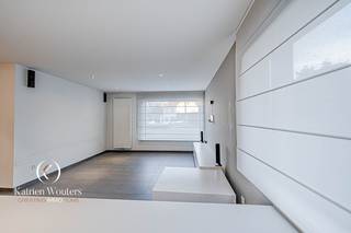 <u><strong>HIGHLIGHTS</strong></u><br />+ Veelzijdig potentieel<br />+ Ideale ligging, ruime parkeergelegenheid<br /><br />Ben je op zoek naar een woning met mogelijkheid tot handelsruimte op een gunstige locatie? Dan is deze voormalige warme bakkerij met woonst mogelijk iets voor jou! Gelegen in een residentiële buurt van Koersel, geniet je van een zeer goede bereikbaarheid met veel passage, zichtbaarheid en ruime parking voor de deur.<br /><br />De woning beschikt o.m. over een ruime living met open keuken, 3 slaapkamers, badkamer, bureel, ingerichte zolder bereikbaar via vaste trap en kelder. In de royale tuin bevinden zich nog een dubbele vrijstaande garage, overdekt zwembad, carport voor mobilhome en overdekt terras. <br />Aanpalend aan de woning treffen we de bakkerij aan met winkel en ateliers. Dankzij de grote sectionaalpoort is het vlot laden en lossen.<br /><br /><u><strong>DIVERSE COMMERCIËLE MOGELIJKHEDEN</strong></u><br />Ook voor mensen die zoeken naar een ruimte voor een praktijk, kantoor of andere bestemmingen kan dit polyvalente gebouw - mits de juiste vergunningen - zeker een perfecte oplossing bieden. Wat het type 'handel' betreft, ziet de stad Beringen verschillende mogelijkheden. Dit hangt volledig af van het programma dat de kandidaat-koper wil realiseren. De parkeernorm zal per aanvraag afzonderlijk beoordeeld worden.<br />Met andere woorden: een opportuniteit voor de gedreven en ambitieuze ondernemer!<br /><br /><u><strong>OVERNAME HANDELSFONDS MOGELIJK</strong></u><br />Daarnaast kan ook het handelsfonds, bestaande uit investeringen bakkerij, winkelinrichting, materieel en uitrusting worden overgenomen. De winkelinrichting is up-to-date waardoor er de eerstkomende tijd nagenoeg niet geïnvesteerd dient te worden in vernieuwing. Alle apparatuur is in prima staat. Gedetailleerde informatie en foto's beschikbaar op kantoor. <br /><br /><u><strong>VERNIEUWINGEN</strong></u><br />- Uitgebreide zonnepaneleninstallatie met groenestroomcertificaten<br />- Volledig nieuwe winkelinrichting<br />- Lucht/lucht airco's<br /><br /><u><strong>ROYAAL GEHEEL MET ENORM VEEL POTENTIEEL</strong></u><br />De 3 huidige percelen worden als geheel aangeboden, zijnde een polyvalent handelshuis met riante tuin.<br />De tuinzijde is echter ook verkavelbaar naar bouwgrond. Het visiekader van de stad Beringen is van toepassing (zie documenten). Voor meer specifieke informatie kan rechtstreeks contact worden opgenomen met de Dienst Omgeving van de stad Beringen.<br /><br /><u><strong>CONTACT</strong></u><br />Zie jij ook al het potentieel van dit polyvalent handelshuis?<br />Contacteer mij voor meer info of voor een vrijblijvende afspraak via 0475/47.44.50.<br /><br />Dit pand kan onderhevig zijn aan de renovatieverplichting die door de Vlaamse overheid wordt opgelegd voor niet-residentiële gebouwen. Consulteer voor meer informatie de website van het Vlaams Energie- en Klimaatagentschap via https://www.energiesparen.be/nr/renovatieverplichting.<br /><br /><em>De vermelde oppervlaktes zijn slechts indicatief. Katrien Wouters - creating IMMOtions kan niet verantwoordelijk gesteld worden voor de juistheid van de aan haar verstrekte gegevens. </em><br />
