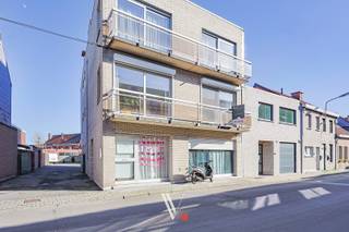 Dit uitzonderlijk ruim appartement bevindt zich in het centrum van Izegem en biedt maar liefst 122 m² bewoonbare oppervlakte. Met 3...