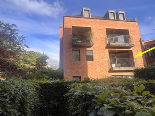 * gegeerde site "BARBARAHOF" :<br />--- pal in het <u><strong>centrum</strong></u> van LEUVEN<br />--- aansluitend op de geplande Hertogensite<br />* gelegen in de vierhoek <u><strong>Minderbroedersstraat / Parijsstraat / Brusselsestraat /- Onze-Lieve-Vrouwstraat</strong></u><br /><br />* <u><strong>zeer RUSTIGE ligging</strong></u> :<br />-- naast het <u><strong>Joris Helleputteplein </strong></u>en  de <u><strong>Dijle</strong></u><br />-- GEEN doorgaand autoverkeer mogelijk<br />------------------------------------------------------------------------------------------------------------------<br />* aangenaam éénkamerappartement met slechts 8 wooneenheden<br />* gelegen op 1e verdieping<br />* totaal <u>bewoonbare oppervlakte 70 m2</u> (volgens EPC) <br />-----------------------------------------------------------------------------------------------------------------<br />* cozy <u><strong>LIVING</strong></u> (parketvloer)<br />* open <u>KEUKEN</u>, volledig ingericht<br />* groot <u><strong>TERRAS</strong></u> met rustgevend uitzicht op groene BINNENTUIN<br /><br />* <u><strong>1 SLAAPKAMER</strong></u><br />* <u>BADKAMER</u> (douche) met wasplaats<br />* apart TOILET<br /><br />* ruime KELDER<br />* 1 vaste fietsstaanplaats (binnen)<br />----------------------------------------------------------------------------------------------------------------<br />DIVERSEN:<br />* lage algemene kosten (oa wegens recente constructie en geen onderhoudskosten voor een lift)<br /><br />* de meeste bewoners zijn eigenaar:<br />     dit is een extra garantie voor de veiligheid en toezicht op het onderhoud van het gebouw<br />-----------------------------------------------------------------------------------------------------------------<br />* mogelijkheid tot aankoop van <u><strong>1 AUTOSTAANPLAATS</strong></u> binnen<br />-- 40.000 €<br />-- toegang via de Sint-Barbarastraat<br />-- geen andere voertuigen langs rechterzijde<br />-- gemakkelijk in- en uitrijden zonder gemanoeuveer <br />-----------------------------------------------------------------------------------------------------------------<br />* interessante PRIJS / KWALITEIT !<br />* degelijke afwerking<br />* deftige buurt<br />------------------------------------------------------------------------------------------------------------------