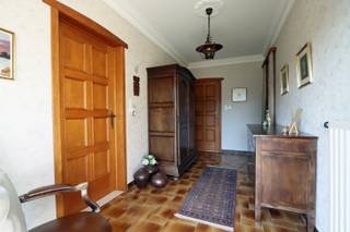 Deze verzorgde gelijkvloerse woning is ruim ingedeeld en instapklaar. In de afgelopen jaren werden keuken en badkamer vernieuwd en in de zonnige veranda is het heerlijk vertoeven. De vier slaapkamers, twee garages en grote kelder maken dit een ideale gezinswoning. <br /><br />Het huis heeft een grote tuin met gezellige terrassen, tuinberging en veel mogelijkheden. De ligging in een rustige en kindvriendelijke verkaveling is perfect voor jonge gezinnen. In de directe nabijheid kan u heerlijk wandelen door de bossen of naar het speelveldje in de buurt. <br /><br />=> Gelijkvloers met leefruimtes en slaapkamers <br />- Royale inkomhal<br />- Apart gastentoilet met fonteintje<br />- Verzorgde leefruimte met tegelvloer<br />- TV-wand met vaste kasten<br />- Mogelijkheid voor open haard of kachel voor de liefhebber<br />- Eetkamer met toegang naar de veranda via een schuifraam<br />- Zonnige veranda met rechtstreeks toegang en zicht op de tuin <br />- Zonwering aanwezig aan de raampartijen<br />- Nieuwe keuken met kunststof werkblad en voorzien van alle comfort<br />- Achterinkom/wasplaats met vaste kasten en uitgietbak<br />- Ouderlijke slaapkamer met laminaatvloer<br />- Logeerkamer met vaste kastenwand<br />- Bureel/derde slaapkamer<br />- Toffe hobbyruimte/speelkamer met vast meubilair/ vierde slaapkamer <br />- Nieuwe badkamer met betegelde inloopdouche en praktisch badkamermeubel met wastafel <br /><br />=> Tuin met grote garage<br />- Ruime achtertuin met tof terras<br />- Grote garage, aansluitend aan de woning met toegang tot de zolder<br />- Overdekt en betegeld terras met zicht op de tuin<br />- Grote vrijstaande garage voor meerdere wagens, lichte vracht of mobilhome <br />- Diepe achtertuin met praktische tuinberging<br />- Brede inrit <br /><br />=> Indeling<br />- Gelijkvloers: inkomhal, gastentoilet, woonkamer, veranda, keuken, achterinkom/wasplaats, nachtgang, ouderlijke slaapkamer, logeerkamer, hobbykamer/derde slaapkamer, bureel/vierde slaapkamer, badkamer, garage<br />- Zolder: bergruimte, eventueel verder in te richten<br />- Volledig onderkelderd: diverse praktische opbergruimtes <br />- Vrijstaande dubbele garage.