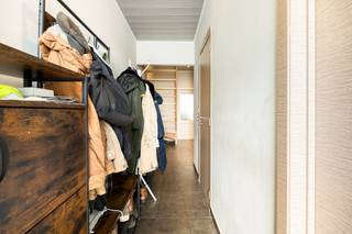 Bent u op zoek naar een instapklaar huis te koop in Schoten? Dit energiezuinige huis in de centrale Kruiningenstraat biedt een unieke kans om een kwalitatieve woning te kopen met een uitstekend wooncomfort en een gunstige ligging.<br /><br />We betreden het huis via de inkomhal. De hal leidt naar de badkamer, een aparte wasruimte en een gastentoilet. Aan de voorzijde ligt een eerste slaapkamer en achteraan bevindt zich de volledig uitgeruste keuken die naadloos overgaat in de lichte living met direct zicht op het ruime terras en de tuin van 135 m².<br /><br />Op de eerste verdieping bevinden zich 2 gezellige slaapkamers onder het geïsoleerde dak. De zolderverdieping biedt een praktische bergzolder die u uitstekend kunt gebruiken voor de nodige extra opslagruimte.<br /><br />Dit huis heeft een zeer gunstige ligging, nabij winkels, scholen en profiteert u van een uitstekende bereikbaarheid en mobiliteit. Dit is dé kans om een perfect onderhouden gezinshuis te kopen in Schoten.<br /><br />Bijzonderheden:<br />- Vlotte bereikbaarheid dankzij de centrale ligging in Schoten<br />- Energiezuinig & conform: Gunstig EPC-certificaat (B-label) en conforme elektriciteit <br />- Ruim terras met een diepe, groene tuin<br /><br />Bent u geïnteresseerd om dit vastgoed te kopen in Schoten? Aarzel dan niet om ons te contacteren. Had u graag een gratis schatting van uw eigendom via ons immokantoor? Bel ons voor een vrijblijvend gesprek of mail naar yannick.schnorbusch@dewaele.com<br /><br />Bestuursmaatregelen in het maatregelenregister: nee