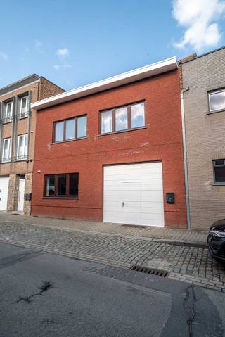 Gemoderniseerde eengezinswoning met loods en tuinOp zoek naar een instapklare en ruime gezinswoning met tal van extra troeven?Dan zal deze volledig...