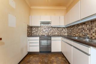 Te renoveren appartement met zeezicht – Residentie Zeewende, Zeebrugge<br />Dit ruime appartement op de zesde verdieping van residentie Zeewende beschikt over een bewoonbare oppervlakte van 88 m² en biedt een prachtig uitzicht op het strand en de zee.<br />Indeling:<br />Inkom- en nachthal<br />Lichtrijke woonkamer met halfopen keuken<br />Afzonderlijk toilet<br />Badkamer met ligbad<br />Twee volwaardige slaapkamers met toegang tot het achterliggende terras<br />Ruime berging<br />Privatieve kelderberging<br /><br />Het appartement is toe aan een grondige renovatie, maar biedt dankzij zijn ligging, indeling en uitzicht een uitstekende basis om uw droom aan zee te realiseren – als vaste woonst of tweede verblijf.